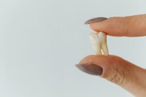Dentiste Éragny : pourquoi vos dents bougent à l’âge adulte ?