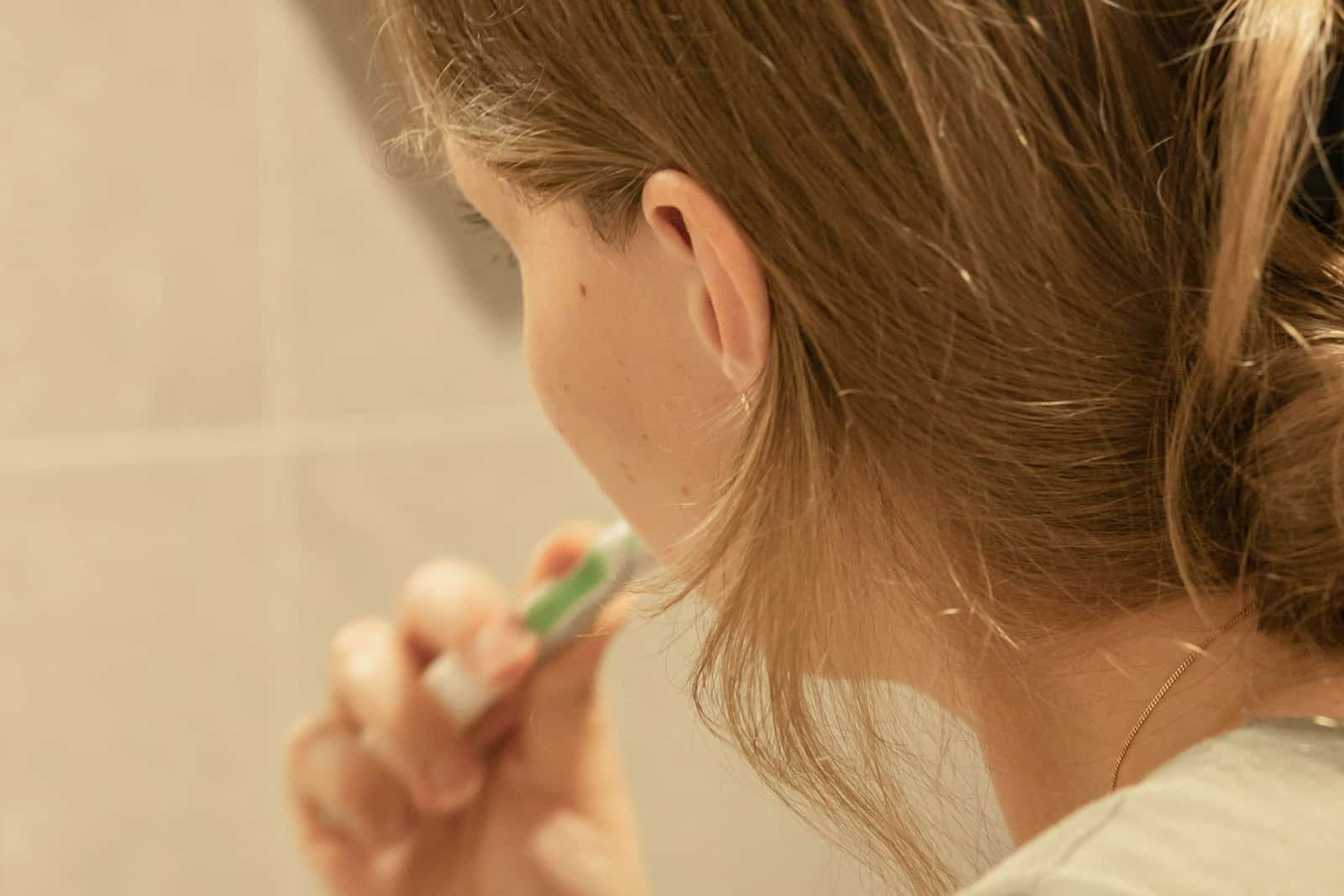 Le brossage biquotidien reste la meilleure défense contre les caries