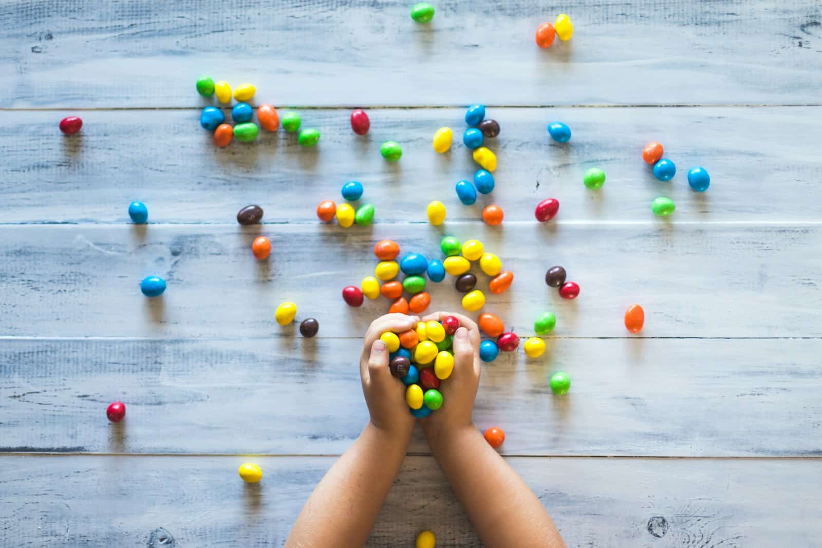 Sucre et dents des enfants : pourquoi la fréquence compte plus que la quantité
